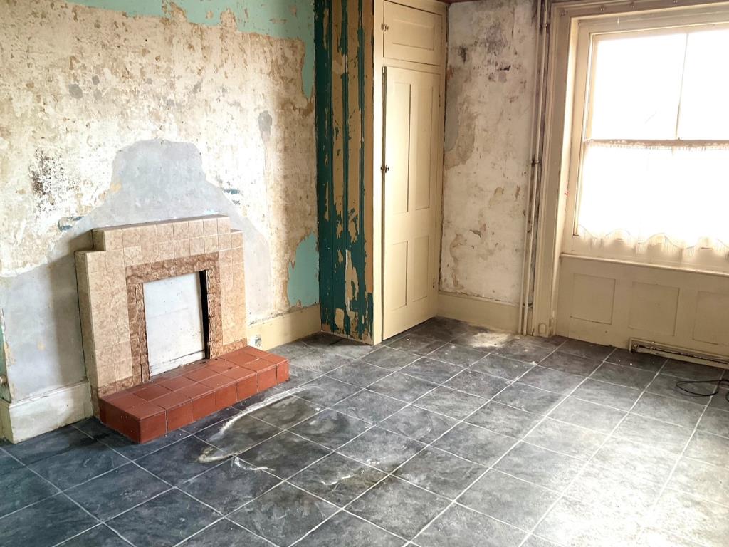 Lot: 81 - TOWN CENTRE RESTAURANT WITH THREE-BEDROOM MAISONETTE WITH POTENTIAL - Flat - bedroom 1